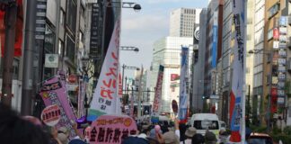 金融詐欺被害者による異例のデモ。東京都心がどよめく事態に